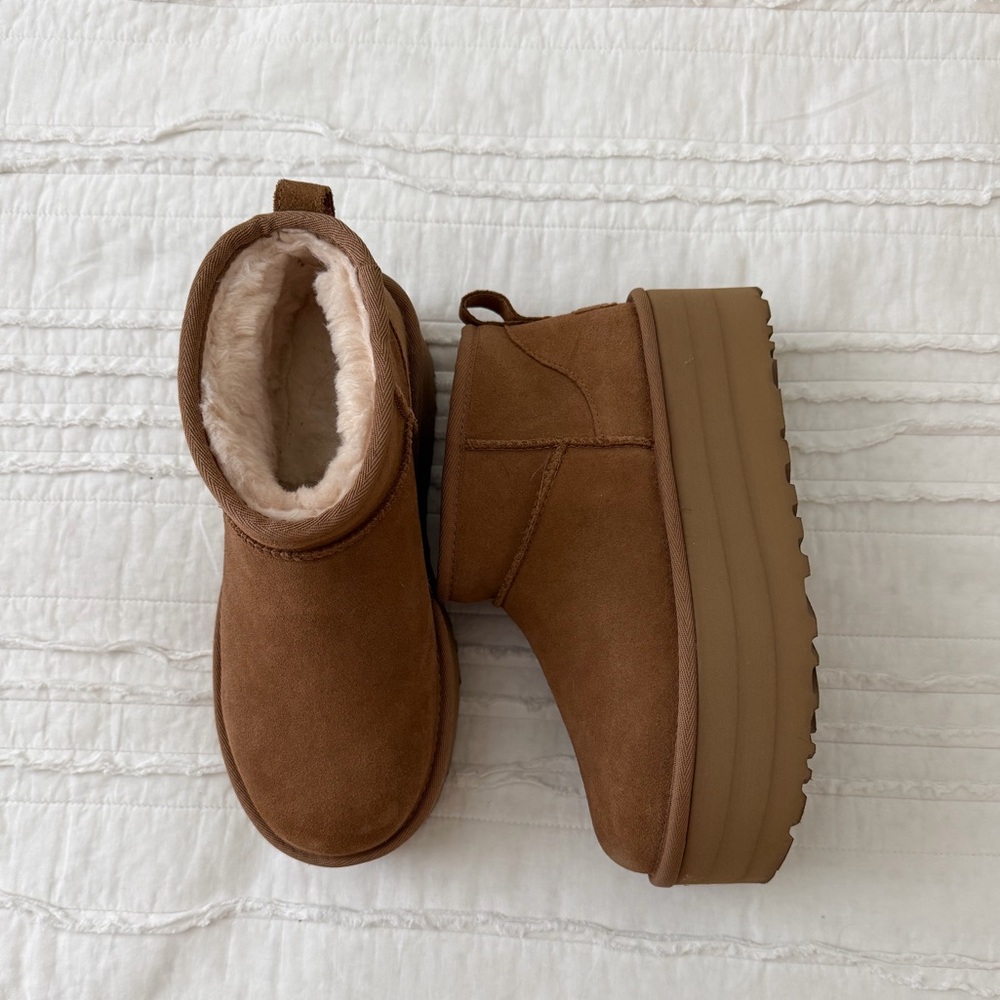 Like New UGG Classic Ultra Mini Platform size 7